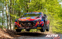 Thierry Neuville, al volante del Hyundai i20 Coupé WRC, durante el Rally de Croacia 2021, puntuable para el Campeonato del Mundo de Rallies WRC.