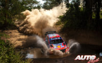 Dani Sordo, al volante del Hyundai i20 Coupé WRC, durante el Rally Safari de Kenia 2021, puntuable para el Campeonato del Mundo de Rallies WRC.