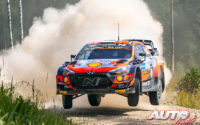Ott Tänak, al volante del Hyundai i20 Coupé WRC, durante el Rally de Estonia 2021, puntuable para el Campeonato del Mundo de Rallies WRC.