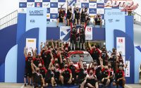 Kalle Rovanperä y Jonne Halttunen celebrando la victoria junto al equipo Toyota Gazoo Racing WRT en el Rally de Grecia 2021, puntuable para el Campeonato del Mundo de Rallies WRC.
