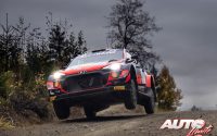 Thierry Neuville, al volante del Hyundai i20 Coupé WRC, durante el Rally de Finlandia 2021, puntuable para el Campeonato del Mundo de Rallies WRC.