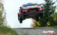 Ott Tänak, al volante del Hyundai i20 Coupé WRC, durante el Rally de Finlandia 2021, puntuable para el Campeonato del Mundo de Rallies WRC.