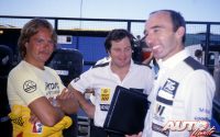 Frank Williams junto a Patrick Head y el piloto Keke Rosberg durante uno de los Grandes Premios de Fórmula 1 en 1982.