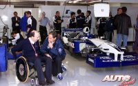 Frank Williams conversa con Gerhard Berger junto al Williams-BMW FW23, durante el GP de Gran Bretaña 2001.