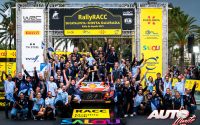 Thierry Neuville y Martijn Wydaeghe celebrando su victoria en el Rally de España 2021 junto al equipo Hyundai Motorsport WRT.