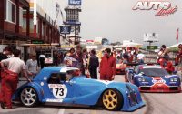 El Morgan Plus 8 GT "Big Blue" en los bóxes del Circuito del Jarama, durante una de las carreras del Campeonato "BPR" de vehículos GT de la temporada 1996.