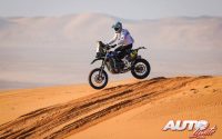Adrien Van Beveren, a los mandos de su Yamaha WR450F, durante una etapa del Rally Dakar 2022.
