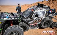 Marco Carrara (PH-Sport Zephyr Turbo nº 333) y Sergei Kariakin (Can-Am Maverick Turbo nº 406), sufrían una colisión durante una etapa del Rally Dakar 2022.