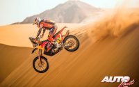Kevin Benavides, a los mandos de su KTM 450 Rally Factory Replica, durante una etapa del Rally Dakar 2022.