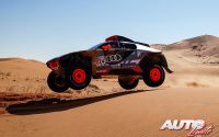 Mattias Ekström, al volante del Audi RS Q e-tron, durante una etapa del Rally Dakar 2022.