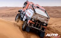 Martin Van Den Brink, al volante de un Iveco Powerstar, durante una etapa del Rally Dakar 2022.