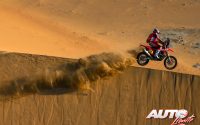 Sam Sunderland, a los mandos de su GasGas RC 450F, durante una etapa del Rally Dakar 2022.