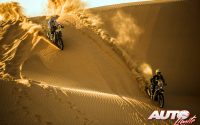 Adrien Van Beveren (Yamaha WR450F nº 42) y Stefan Svitko (KTM 450 Factory Rally Replica nº 142) sorteando una duna durante una etapa del Rally Dakar 2022.