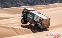 Mitchel Van Den Brink, al volante de un Iveco Trakker, durante una etapa del Rally Dakar 2022.