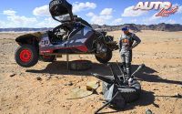 Stéphane Peterhansel, solucionando los problemas mecánicos de su Audi RS Q e-tron, durante una etapa del Rally Dakar 2022.