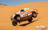 Isidre Esteve, al volante del Toyota Hilux V8 4x4, durante una etapa del Rally Dakar 2022.