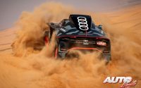 Carlos Sainz, al volante del Audi RS Q e-tron, durante una etapa del Rally Dakar 2022.