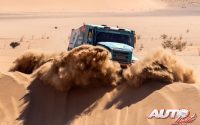Vick Versteijnen, al volante de un Iveco Powerstar, durante una etapa del Rally Dakar 2022.