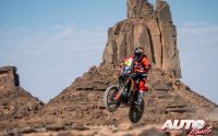 Kevin Benavides, a los mandos de su KTM 450 Rally Factory Replica, durante una etapa del Rally Dakar 2022.