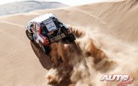 Shameer Variawa, al volante del Toyota GR DKR Hilux, durante una etapa del Rally Dakar 2022.