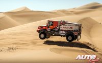 Martin Van Den Brink, al volante de un Iveco Powerstar, durante una etapa del Rally Dakar 2022.