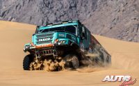 Janus Van Kasteren, al volante de un Iveco Powerstar Evo, durante una etapa del Rally Dakar 2022.