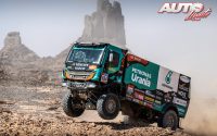 Mitchel Van Den Brink, al volante de un Iveco Trakker, durante una etapa del Rally Dakar 2022.
