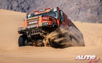 Martin Van Den Brink, al volante de un Iveco Powerstar, durante una etapa del Rally Dakar 2022.