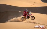 Sam Sunderland, a los mandos de su GasGas RC 450F, durante una etapa del Rally Dakar 2022.