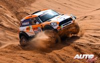 Laia Sanz, al volante del MINI ALL4 Racing 4x4, durante una etapa del Rally Dakar 2022.