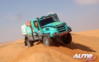 Vick Versteijnen, al volante de un Iveco Powerstar, durante una etapa del Rally Dakar 2022.