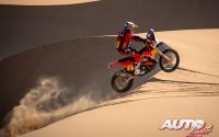 Kevin Benavides, a los mandos de su KTM 450 Rally Factory Replica, durante una etapa del Rally Dakar 2022.