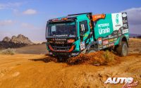 Mitchel Van Den Brink, al volante de un Iveco Trakker, durante una etapa del Rally Dakar 2022.