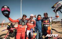 Los tres primeros clasificados de la categoría de motos lo celebraban al finalizar la última etapa del Rally Dakar 2022. De izquierda a derecha: Pablo Quintanilla (Honda), Sam Sunderland (GasGas), David Castera (Director del Dakar) y Matthias Walkner (KTM).