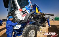 Asistencia del equipo Kamaz durante el Rally Dakar 2022.