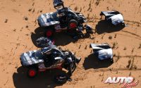 Stéphane Peterhansel y Carlos Sainz, solucionando los problemas mecánicos de sus Audi RS Q e-tron, durante una etapa del Rally Dakar 2022.