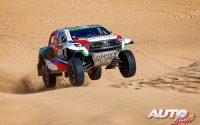 Yazeed Al Rajhi, al volante del Toyota GR DKR Hilux, durante una etapa del Rally Dakar 2022.