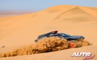 Carlos Sainz, al volante del Audi RS Q e-tron, durante una etapa del Rally Dakar 2022.