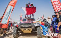 Nasser Al-Attiyah y Matthieu Baumel, subidos encima del Toyota GR DKR Hilux, celebran su victoria en el Rally Dakar 2022.