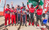 Los tres primeros clasificados de la categoría de coches lo celebraban al finalizar la última etapa del Rally Dakar 2022. De izquierda a derecha: Fabian Lurquin y Sébastien Loeb (BRX), Matthieu Baumel con Nasser Al-Attiyah (Toyota) y Yazeed Al Rajhi junto a Michael Orr (Toyota).