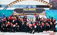 El equipo Toyota Gazoo Racing WRT celebrando la victoria de Kalle Rovanperä en el Rally de Suecia 2022.