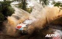 Sébastien Ogier, al volante del Toyota GR Yaris Rally1 WRC, durante el Rally Safari de Kenia 2022, puntuable para el Campeonato del Mundo de Rallies WRC.