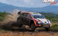 Oliver Solberg, al volante del Hyundai i20 N Rally1 WRC, durante el Rally Safari de Kenia 2022, puntuable para el Campeonato del Mundo de Rallies WRC.