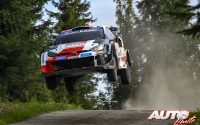 Kalle Rovanperä, al volante del Toyota GR Yaris Rally1 WRC, durante el Rally de Finlandia 2022, puntuable para el Campeonato del Mundo de Rallies WRC.