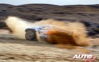 Carlos Checa, al volante de un Astara 01 Concept, durante una etapa del Rally Dakar 2023.