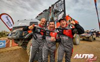 Los vencedores de la categoría de camiones celebrando su triunfo al finalizar la última etapa del Rally Dakar 2023. De derecha a izquierda: Janus Van Kasteren, Darek Rodewald y Marcel Snijders (Iveco Powerstar Evo).