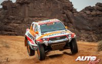 Isidre Esteve, al volante de un Toyota Hilux Overdrive T1+, durante una etapa del Rally Dakar 2023.