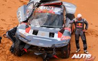 Carlos Sainz, tras sufrir un vuelco con su Audi RS Q e-tron Evo 2 durante la Etapa 9 del Rally Dakar 2023.
