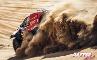 Yazeed Al-Rajhi, al volante de un Toyota Hilux Overdrive T1+, durante una etapa del Rally Dakar 2023.