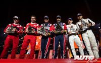Podio de la categoría de coches del Rally Dakar 2023. De izquierda a derecha: Sébastien Loeb y Fabian Lurquin (BRX Prodrive), Mathieu Baumel con Nasser Al-Attiyah (Toyota) y Timo Gottschalk junto a Lucas Moraes (Toyota).